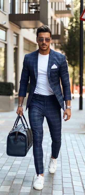 Dunkelblaue Leder Reisetasche kombinieren – 20 Herren Outfits