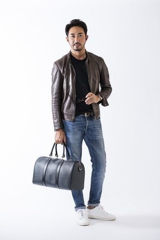 Dunkelblaue Leder Reisetasche kombinieren – 20 Herren Outfits