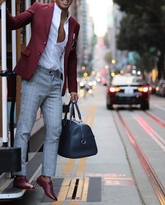 Dunkelblaue Leder Reisetasche kombinieren – 20 Herren Outfits