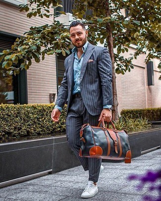 Dunkelblaue Leder Reisetasche kombinieren – 20 Herren Outfits