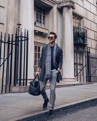 Dunkelblaue Leder Reisetasche kombinieren – 20 Herren Outfits