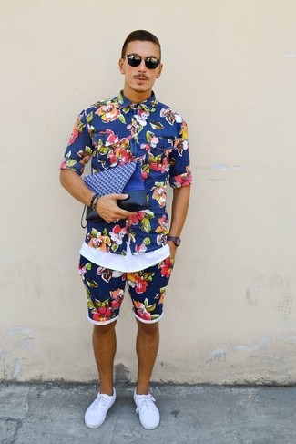 Dunkelblaue Leder Umhängetasche kombinieren – 21 Herren Outfits