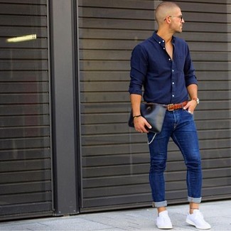 Welche niedrige Sneakers mit dunkelblauen Langarmhemdes zu tragen – 552+ Herren Outfits