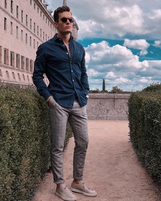 Welche niedrige Sneakers mit dunkelblauen Langarmhemdes zu tragen – 552+ Herren Outfits