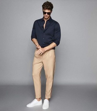 Welche niedrige Sneakers mit dunkelblauen Langarmhemdes zu tragen – 552+ Herren Outfits