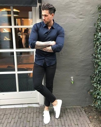 Welche niedrige Sneakers mit dunkelblauen Langarmhemdes zu tragen – 552+ Herren Outfits