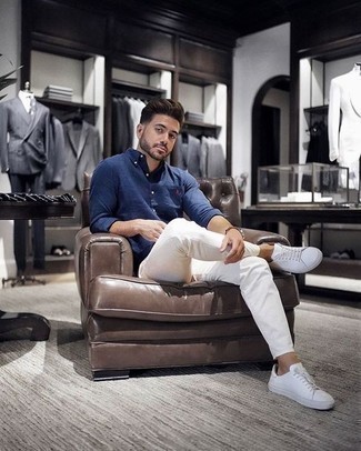 Welche niedrige Sneakers mit dunkelblauen Langarmhemdes zu tragen – 552+ Herren Outfits