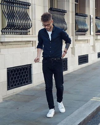 Welche niedrige Sneakers mit dunkelblauen Langarmhemdes zu tragen – 552+ Herren Outfits