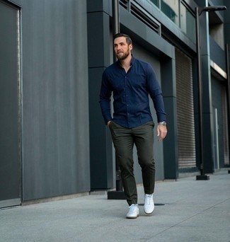 Welche niedrige Sneakers mit dunkelblauen Langarmhemdes zu tragen – 552+ Herren Outfits