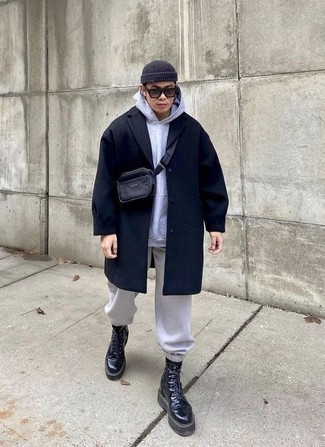 Wie dunkelblauen Mantel mit grauer Jogginghose zu kombinieren – 7 Herren Outfits