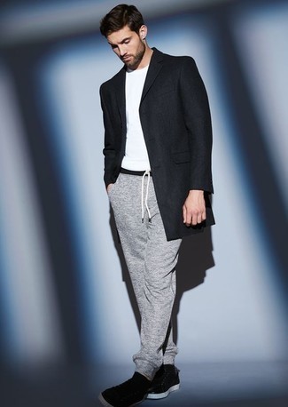 Wie dunkelblauen Mantel mit grauer Jogginghose zu kombinieren – 7 Herren Outfits