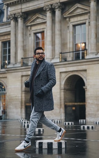 Wie dunkelblauen Mantel mit grauer Jogginghose zu kombinieren – 7 Herren Outfits