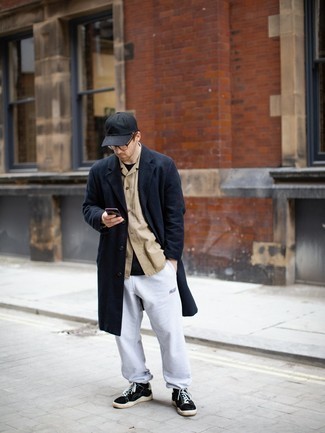 Wie dunkelblauen Mantel mit grauer Jogginghose zu kombinieren – 7 Herren Outfits