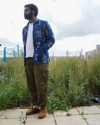 Dunkelblaue Shirtjacke mit Flicken kombinieren – 3 Casual Frühling Herren Outfits