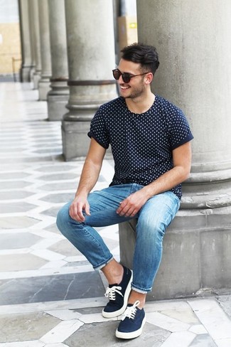 Dunkelblaues gepunktetes T-Shirt mit einem Rundhalsausschnitt kombinieren – 4 Herren Outfits