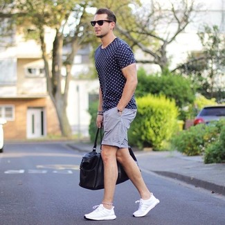 Dunkelblaues gepunktetes T-Shirt mit einem Rundhalsausschnitt kombinieren – 4 Herren Outfits