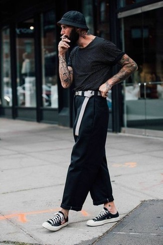 Dunkelblaues gepunktetes T-Shirt mit einem Rundhalsausschnitt kombinieren – 4 Herren Outfits