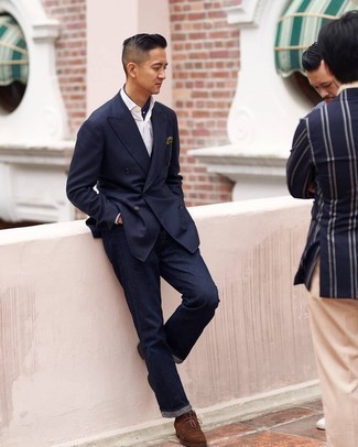 Dunkelblauen gepunkteten Seideschal kombinieren – 14 Herren Outfits