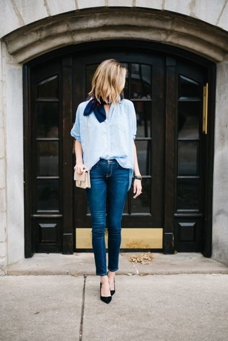 Dunkelblauen bedruckten Seideschal kombinieren – 10 Damen Outfits