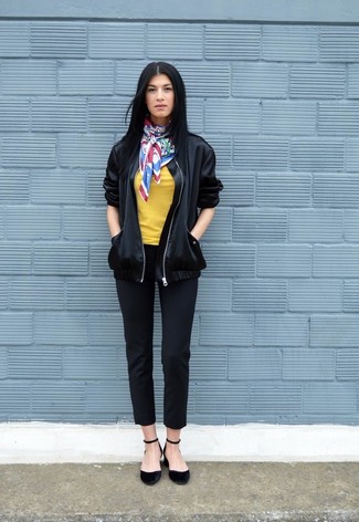 Dunkelblauen bedruckten Seideschal kombinieren – 10 Damen Outfits