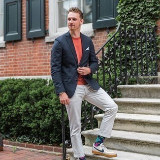 Dunkelblaue bedruckte Socken kombinieren – 53 Sommer Herren Outfits