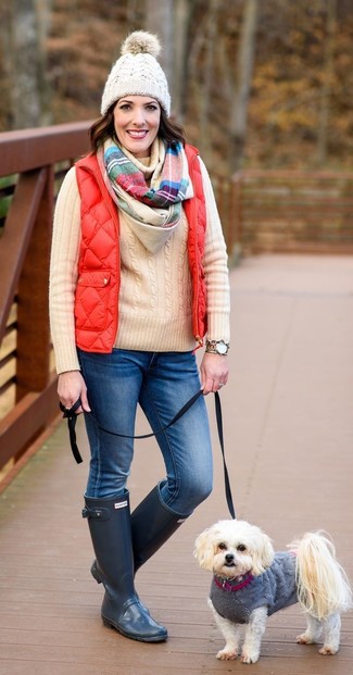 Dunkelblaue Gummistiefel kombinieren – 6 Damen Outfits