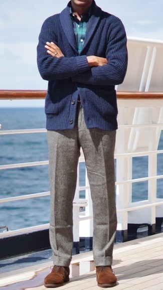Welche Oxford Schuhe mit dunkelblauer Strickjacke mit einem Schalkragen zu tragen – 7 Herren Outfits