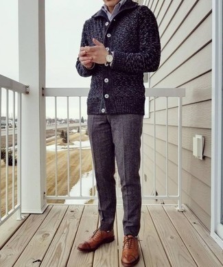 Welche Oxford Schuhe mit dunkelblauer Strickjacke mit einem Schalkragen zu tragen – 7 Herren Outfits