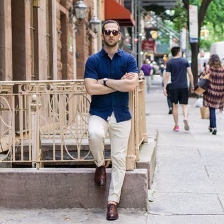 Welche Chinohosen mit dunkelblauen Kurzarmhemdes zu tragen – 488 Herren Outfits