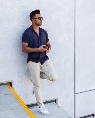 Welche Chinohosen mit dunkelblauen Kurzarmhemdes zu tragen – 488 Herren Outfits