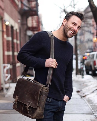 Welche Pullover mit einem Rundhalsausschnitt mit dunkelblauer enger Jeans zu tragen – 170 Herren Outfits