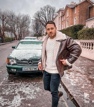 Welche Lammfelljacken mit dunkelblauer enger Jeans zu tragen – 29 Herren Outfits