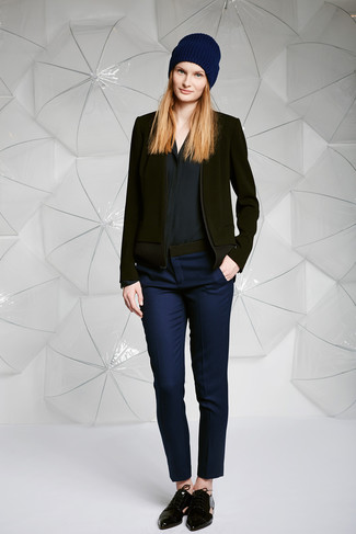 Welche Oxford Schuhe mit dunkelblauer enger Hose zu tragen – 4 Damen Outfits