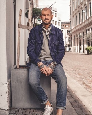 Dunkelblaue Shirtjacke aus Wildleder kombinieren – 21 Herren Outfits