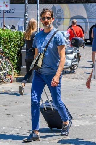 Dunkelblauen Koffer kombinieren – 3 Herren Outfits heiß Wetter