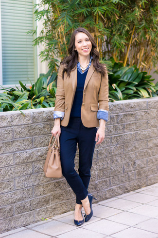Dunkelblauen Pullover mit einem V-Ausschnitt kombinieren – 11 Damen Outfits