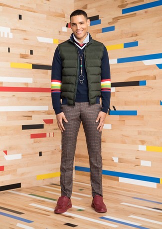 Wie dunkelblauen Pullover mit einem V-Ausschnitt mit rotbrauner Anzughose zu kombinieren – 3 Herren Outfits