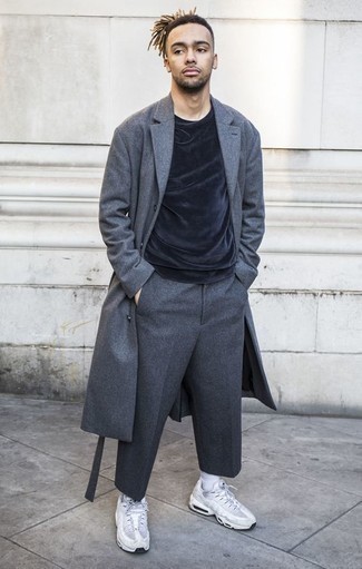 Dunkelblauen Samt Pullover mit einem Rundhalsausschnitt kombinieren – 2 Herren Outfits