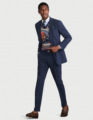 Wie dunkelblauen vertikal gestreiften Anzug mit dunkelbrauner Leder Slipper mit Quasten zu kombinieren – 25 Herren Outfits