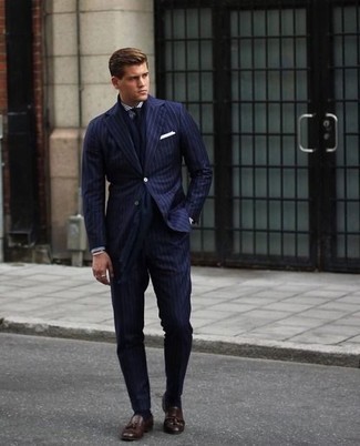 Wie dunkelblauen vertikal gestreiften Anzug mit dunkelbrauner Leder Slipper mit Quasten zu kombinieren – 25 Herren Outfits