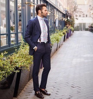 Wie dunkelblauen vertikal gestreiften Anzug mit dunkelbrauner Leder Slipper mit Quasten zu kombinieren – 25 Herren Outfits