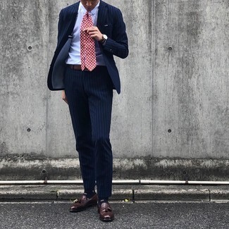 Wie dunkelblauen vertikal gestreiften Anzug mit dunkelbrauner Leder Slipper mit Quasten zu kombinieren – 25 Herren Outfits