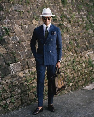 Wie dunkelblauen vertikal gestreiften Anzug mit dunkelbrauner Leder Slipper mit Quasten zu kombinieren – 25 Herren Outfits