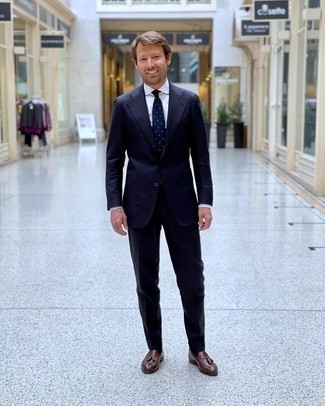 Wie dunkelblauen vertikal gestreiften Anzug mit dunkelbrauner Leder Slipper mit Quasten zu kombinieren – 25 Herren Outfits