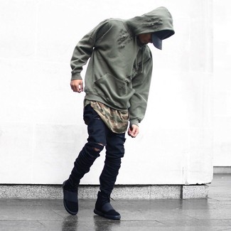 Wie olivgrünes Camouflage T-Shirt mit einem Rundhalsausschnitt mit schwarzer Jeans zu kombinieren – 7 Herren Outfits