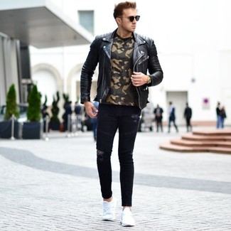 Wie olivgrünes Camouflage T-Shirt mit einem Rundhalsausschnitt mit schwarzer Jeans zu kombinieren – 7 Herren Outfits