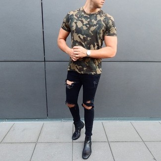 Wie olivgrünes Camouflage T-Shirt mit einem Rundhalsausschnitt mit schwarzer Jeans zu kombinieren – 7 Herren Outfits