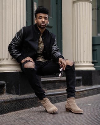 Wie olivgrünes Camouflage T-Shirt mit einem Rundhalsausschnitt mit schwarzer Jeans zu kombinieren – 7 Herren Outfits