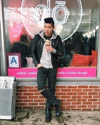 Wie olivgrünes Camouflage T-Shirt mit einem Rundhalsausschnitt mit schwarzer Jeans zu kombinieren – 7 Herren Outfits
