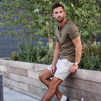 Olivgrünes T-shirt mit einer Knopfleiste kombinieren – 35 Herren Outfits